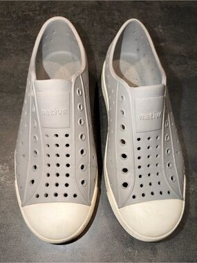 Native Kids Slip-On Shoes in Light Gray and White